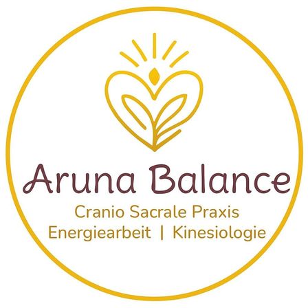 Das Logo für Aruna Balance, eine Praxis, die sich auf Cranio Sacrale und Kinesiologie spezialisiert hat, zeigt ein stilisiertes Herz und eine Sonne mit dem Text in Dunkelrot.