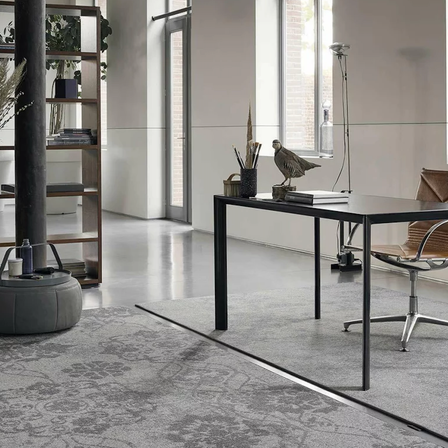 Bild enthält, Floor, Flooring, Furniture, Table, Interior Design, Desk, Home Decor, Chair, Plant, Bird