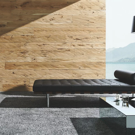 Bild enthält, Indoors, Interior Design, Lamp, Furniture, Cup, Bench