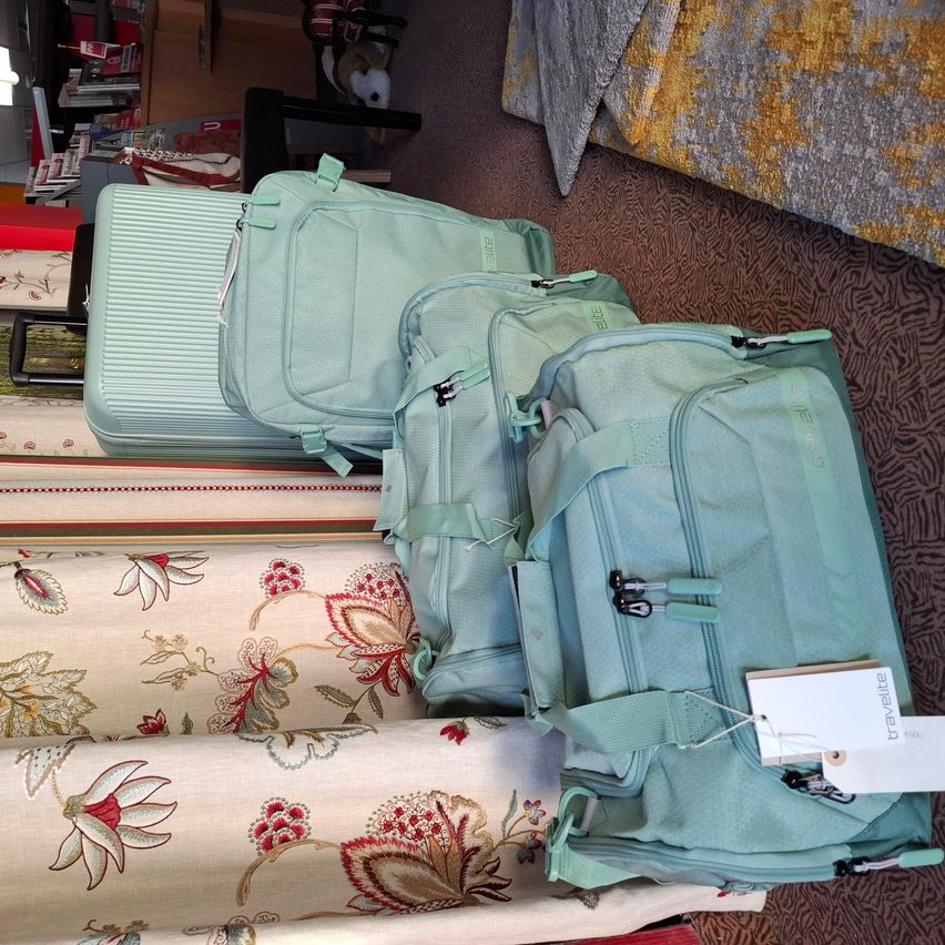 Bild enthält, Baggage, Accessories, Bag, Handbag, Furniture