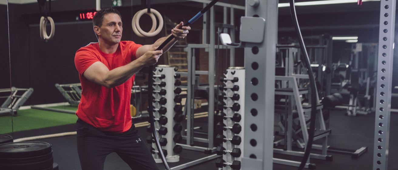 Bild enthält, Adult, Male, Man, Person, Working Out, Fitness, Gym, Shoe, Face, Baton