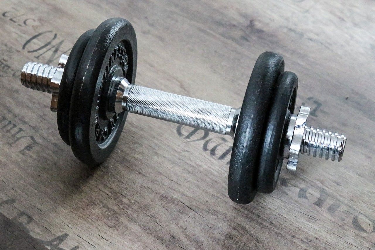 Bild enthält, Fitness, Gym, Gym Weights, Sport, Working Out, Machine, Wheel, Blade, Razor, Weapon