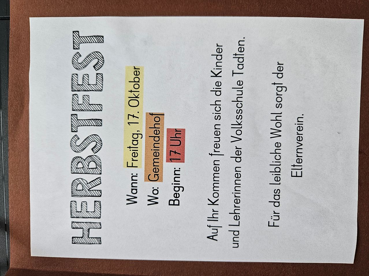 Eine weiße Seite mit schwarzem Text kündigt ein 'Herbstfest' (Herbstfest) am 17. Oktober an. Das Fest beginnt um 17:00 Uhr. Der Ort ist Gemeindehof. Das Fest heißt Kinder und ihre Lehrer willkommen.