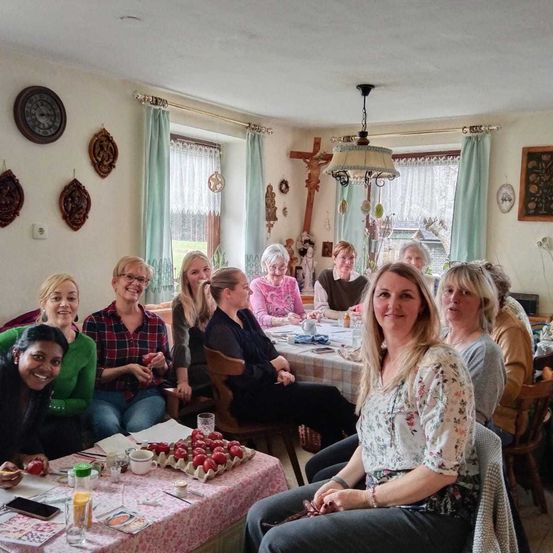 Bild enthält, People, Person, Adult, Female, Woman, Dining Room, Table, Fun, Brunch, Party
