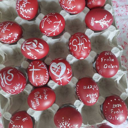 Bild enthält, Food, Sweets, Egg, Cricket Ball, Sport, Rugby Ball, Pill