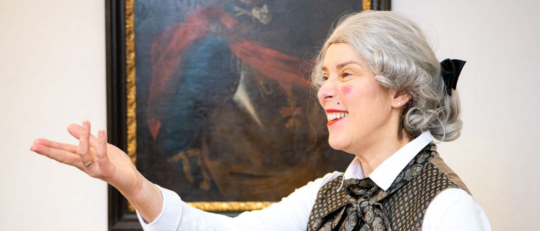 Bild enthält, Adult, Female, Person, Woman, Face, Head, Portrait, Lady, Finger, Table