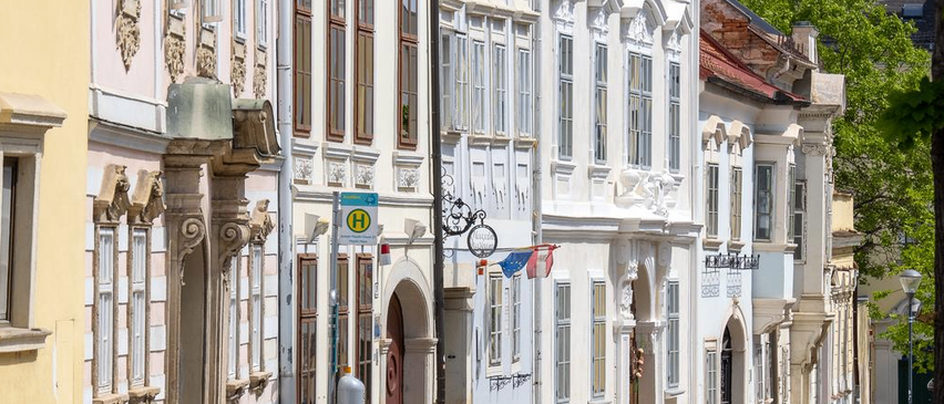 Bild enthält, City, Road, Street, Urban, Architecture, Building, Housing, House, Row House