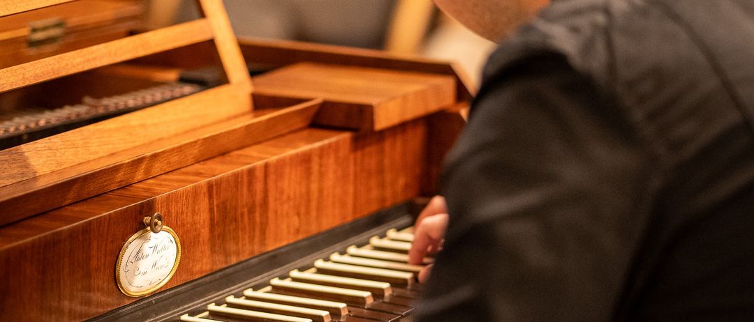 Bild enthält, Adult, Female, Person, Woman, Male, Man, Musical Instrument, Musician, Piano, Face