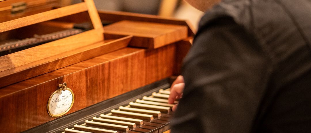 Bild enthält, Adult, Female, Person, Woman, Male, Man, Musical Instrument, Musician, Piano, Face