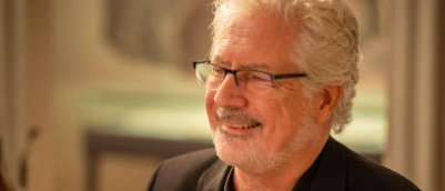 Bild enthält, Face, Head, Person, Photography, Portrait, Smile, Adult, Male, Man, Suit