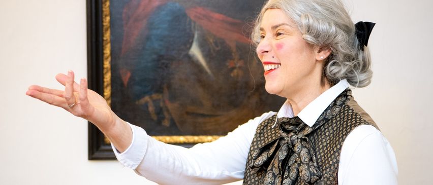 Bild enthält, Face, Person, Photography, Portrait, Adult, Female, Woman, Lady, Finger, Table