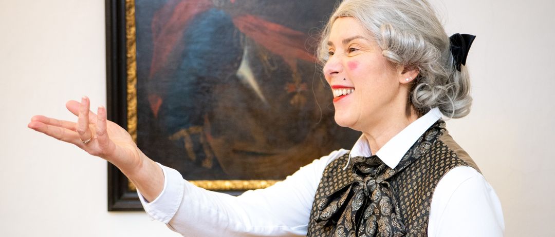 Bild enthält, Face, Person, Photography, Portrait, Adult, Female, Woman, Lady, Finger, Table