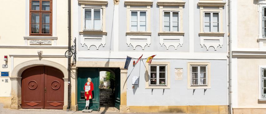 Bild enthält, City, Architecture, Building, Housing, Door, Person, House, Window, Urban, Row House
