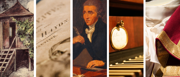 Vier Objekte: ein Holzhaus, ein Porträt eines Mannes, ein dekoratives Anhänger und ein Kostümteil mit Goldbesatz.