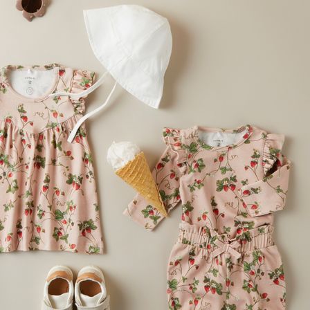 Bild enthält, Clothing, Hat, Cream, Dessert, Food, Ice Cream, Footwear, Sandal, Pajamas