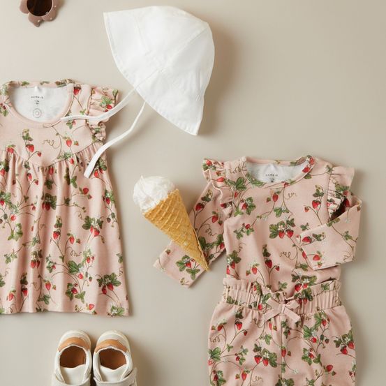 Bild enthält, Clothing, Hat, Cream, Dessert, Food, Ice Cream, Footwear, Sandal, Pajamas