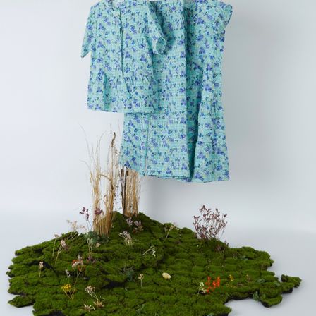 Bild enthält, Moss, Plant, Pattern, Fashion, Clothing, Dress, Flower, Geranium, Blouse, Coat