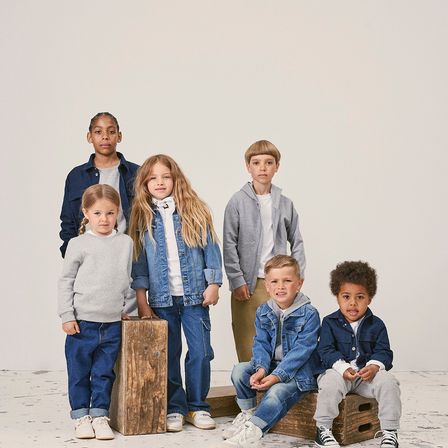 Bild enthält, Pants, Jeans, Wood, Groupshot, Person, People, Tree, Boy, Child, Male