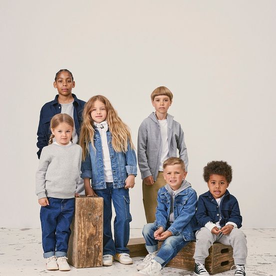 Bild enthält, Pants, Jeans, Wood, Groupshot, Person, People, Tree, Boy, Child, Male