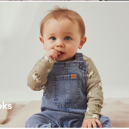Bild enthält, Pants, Face, Head, Person, Photography, Portrait, Jeans, Baby, Finger, Sitting