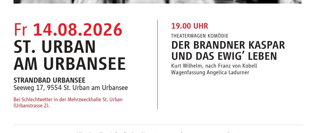 Ein Schwarz-Weiß-Bild einer Theateraufführung mit vier Schauspielern auf der Bühne und einem Publikum darunter. Die Schauspieler sind in historischen Kostümen gekleidet, und einer spielt Gitarre. Der Text auf dem Bild lautet 'Fr 14.08.2026 St. Urban am Urbansee' und '19.00 Uhr Theaterwagen Komödie Der Brandner Kaspar und das ewig' Leben'.
