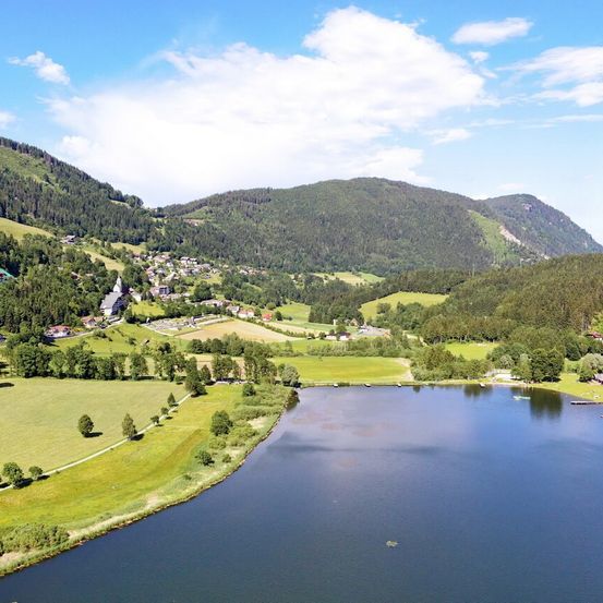 Bild enthält, Lake, Nature, Outdoors, Water, Scenery, Aerial View, Plant, Vegetation, Grass