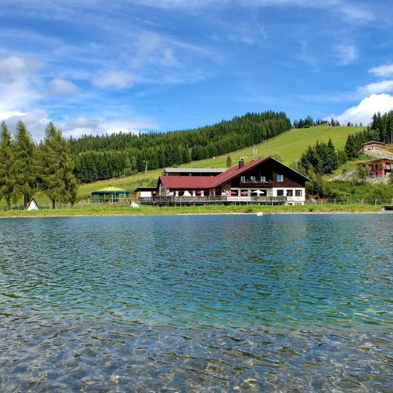 Bild enthält, Nature, Outdoors, Scenery, Lakefront, Landscape, Lake, Water, Plant, Tree