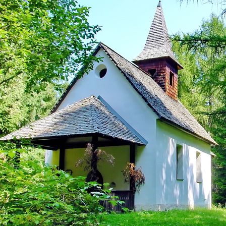 Bild enthält, Building, Cottage, House, Housing, Spire, Outdoors, Shelter, Tree, Nature, Grass