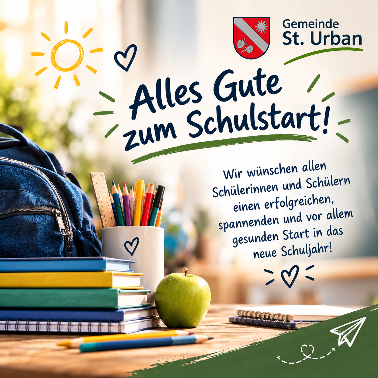 Ein Poster mit einem blauen Rucksack, Büchern und Schulsachen auf einem Schreibtisch. Es steht 'Alles Gute zum Schulstart!' mit Herz- und Sonnensymbol. Der Text wünscht Schülern einen erfolgreichen und gesunden Start ins neue Schuljahr.