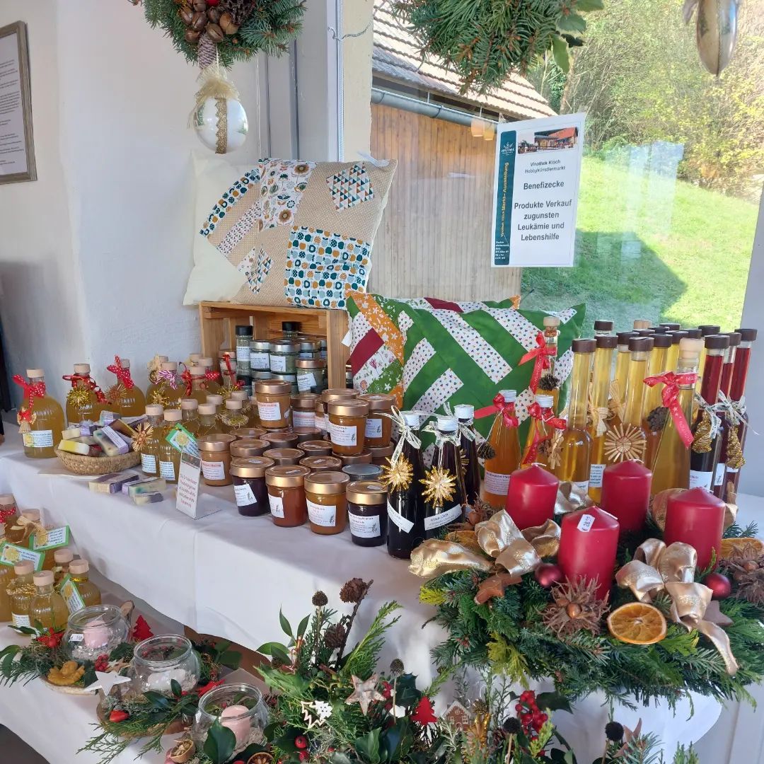 Bild enthält, Person, Christmas, Christmas Decorations, Festival, Candle, Cup, Disposable Cup