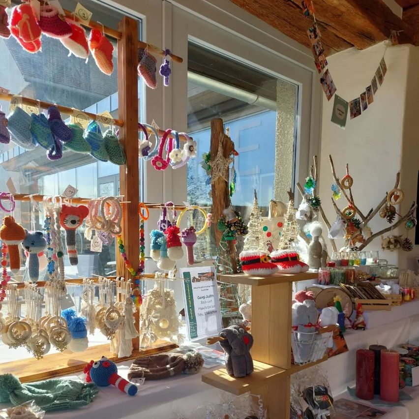 Bild enthält, Christmas, Christmas Decorations, Festival, Window, Windowsill, Art, Handicraft