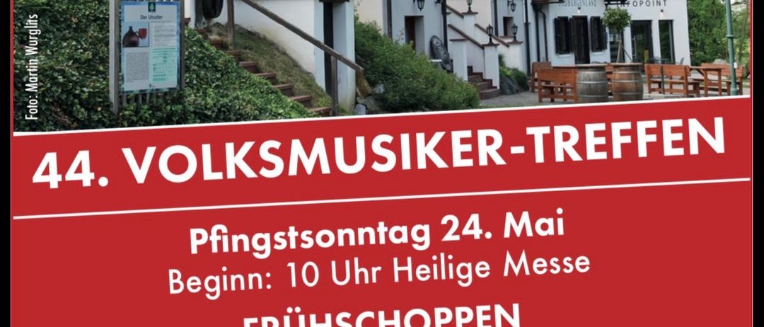 Ein Werbeplakat für das 44. Volksmusiker-Treffen. Es zeigt ein malerisches Dorf mit traditionellen Häusern, einem Weinmuseum und einer Kontaktnummer. Die Veranstaltung findet am Pfingstsonntag, 24. Mai, statt.
