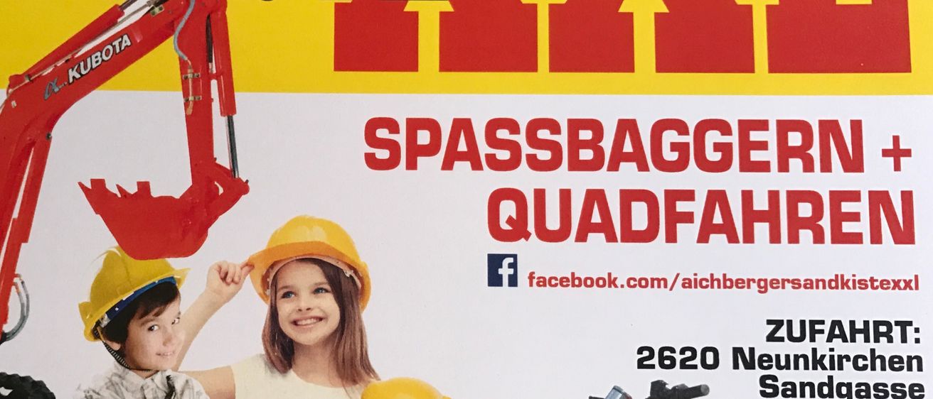 Plakat mit einem Kind und zwei Erwachsenen, die Helme tragen. Sie posieren mit einem roten Bagger. Der Plakat enthält die Wörter "XXL Bagger" und eine Telefonnummer.