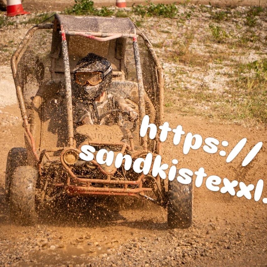 Eine Person fährt einen verdreckten Go-Kart mit einer Website-Adresse im Vordergrund.