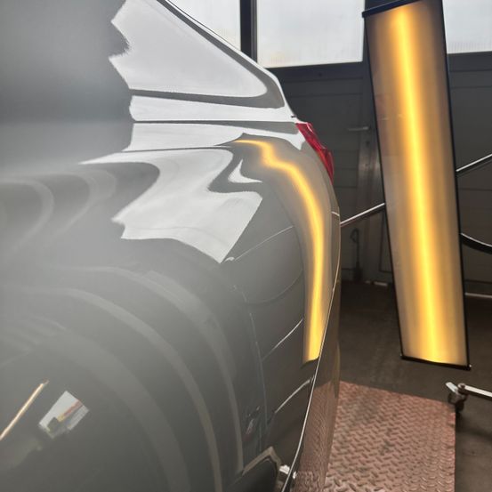 Bild enthält, Car, Vehicle, Alloy Wheel, Spoke, Tire, Wheel