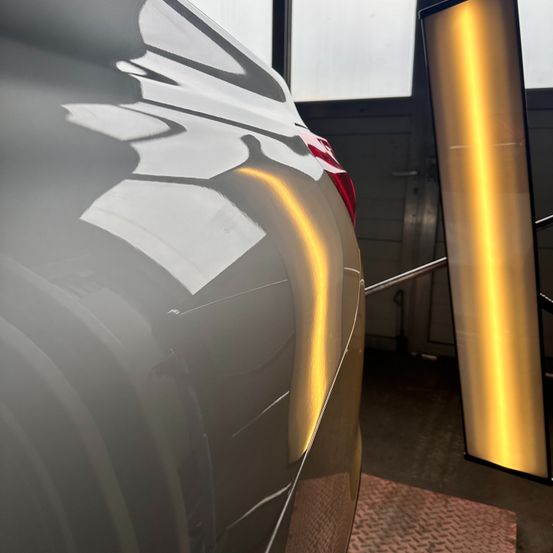 Bild enthält, Floor, Vehicle, Interior Design, Car, Car Dealership