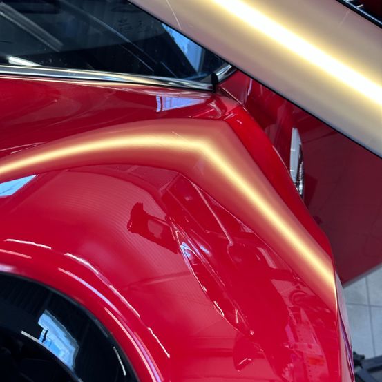 Bild enthält, Machine, Spoke, Alloy Wheel, Car, Car Wheel, Tire, Transportation, Vehicle, Wheel