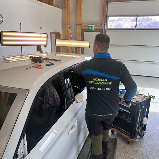 Bild enthält, Adult, Male, Man, Person, Footwear, Shoe, Car, Transportation, Vehicle, Vandalism