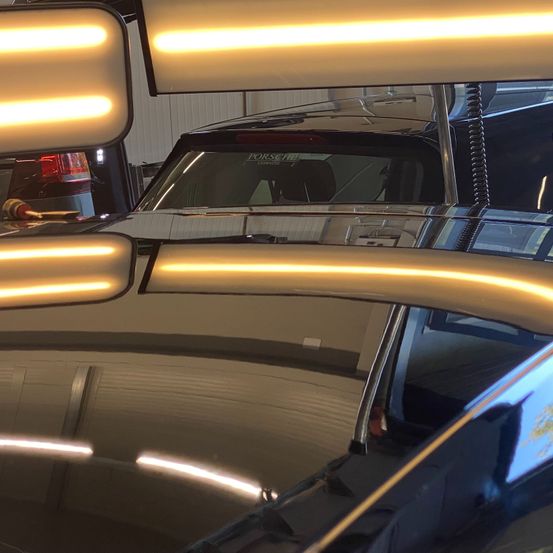 Bild enthält, Car, Vehicle, Spoke, Alloy Wheel, Road