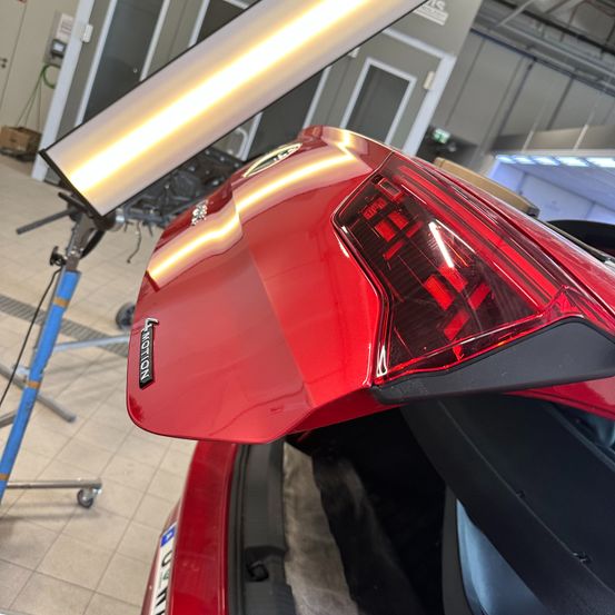 Bild enthält, Alloy Wheel, Car, Spoke, Tire, Vehicle, Wheel, Box