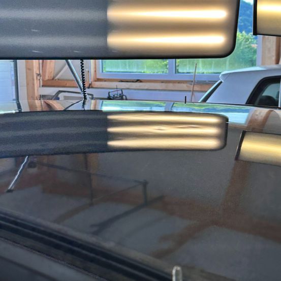 Bild enthält, Vehicle, Car, Screw, Monitor, Chair, Windshield