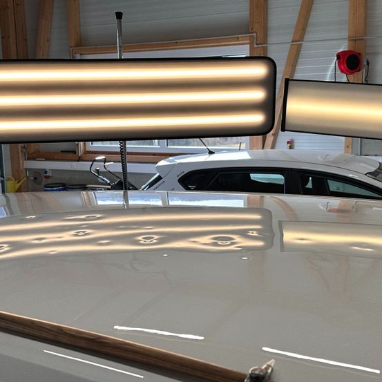 Bild enthält, Car, Vehicle, Car Dealership, Hot Tub