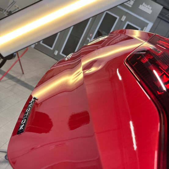 Bild enthält, Spoke, Alloy Wheel, Car, Tire, Vehicle, Wheel, Coupe, Sports Car