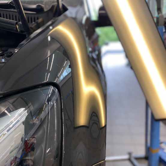 Bild enthält, Spoke, Alloy Wheel, Car, Tire, Vehicle, Wheel, Face, Person