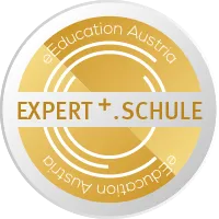Ein kreisförmiges Logo mit schwarzem Hintergrund. Das Logo zeigt die Worte 'EXPERT + SCHUL' in Weiß, mit 'eEducation Austria' in Gold. Darunter steht 'Arbeit und Innovation' in Gold geschrieben.
