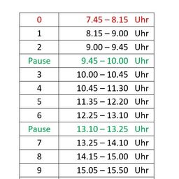 Die Tabelle zeigt einen Stundenplan. Der erste Zeitblock beginnt um 7:45 und endet um 8:15. Insgesamt gibt es zehn Blöcke, mit Pausen dazwischen.