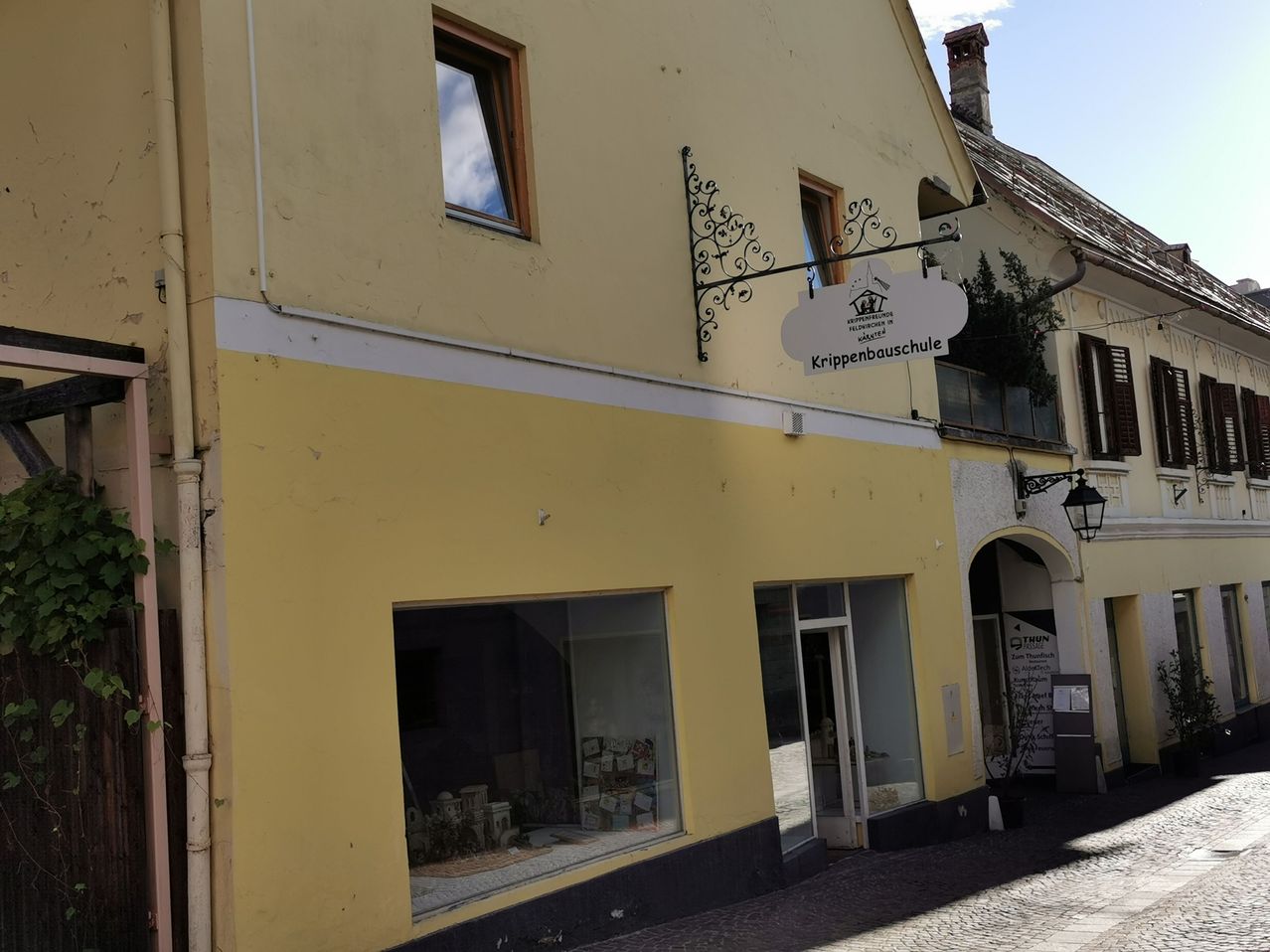 Bild enthält, Building, Monastery, City, Road, Street, Urban, Wall, Path, Walkway, Neighborhood