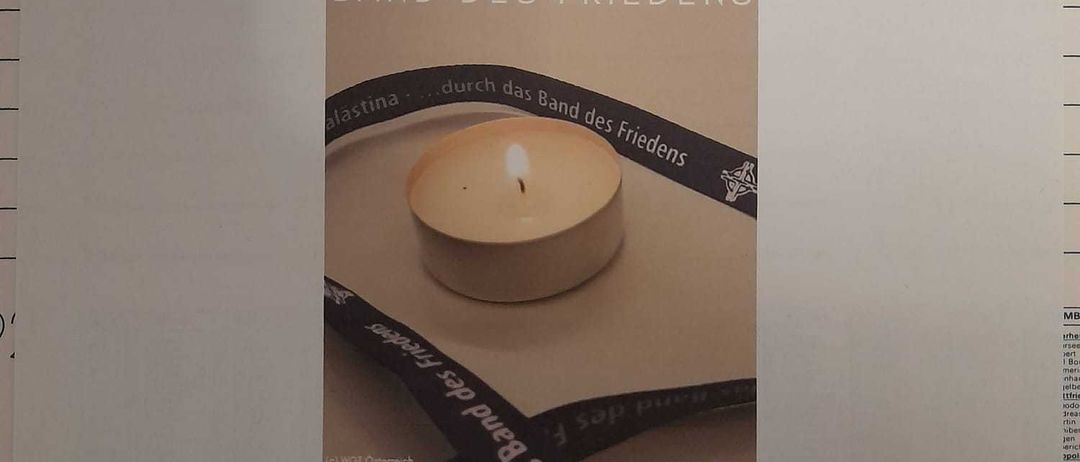 Bild enthält, Advertisement, Text, Candle, QR Code, Poster