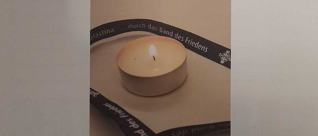 Bild enthält, Advertisement, Text, Candle, QR Code, Poster