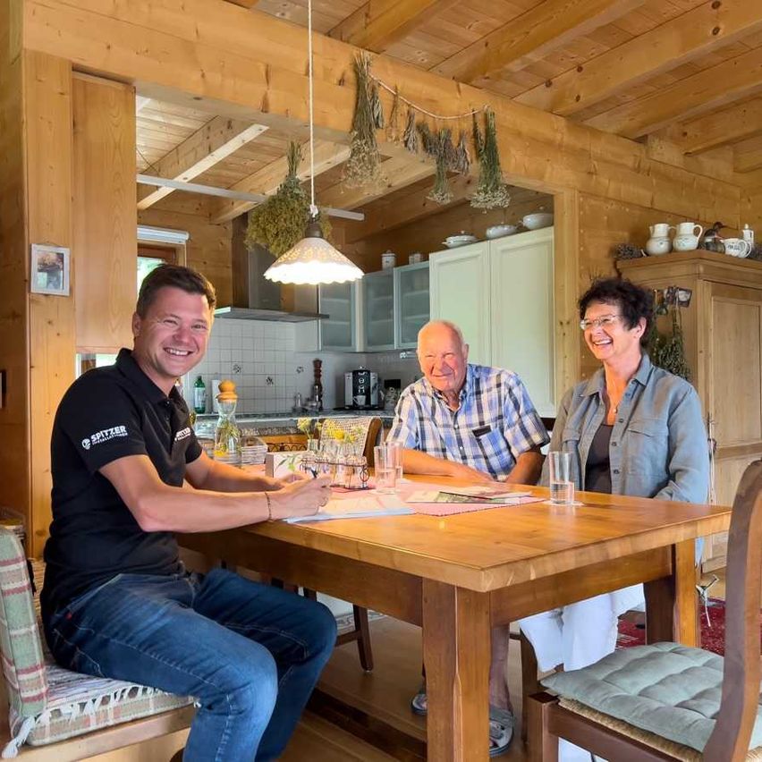 Bild enthält, Dining Room, Dining Table, Table, Wood, Interior Design, Plywood, Adult, Male, Man, Person